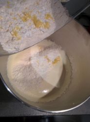 Ajouter la farine, levure et les zestes de citrons