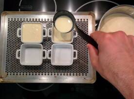 Remplir les ramequins de crème brulée
