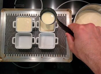 Remplir les ramequins de crème brulée