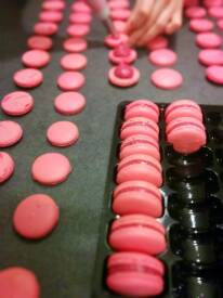 Macaron framboise en cours de garnissage