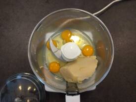 Détendre la pâte d'amande et les œufs au robot coupe