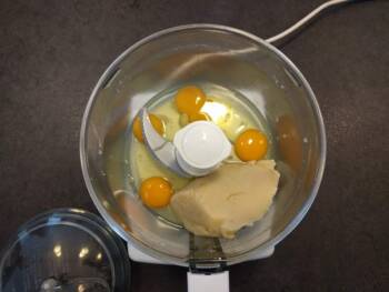 Détendre la pâte d'amande et les œufs au robot coupe