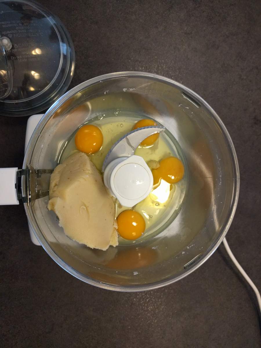 Détendre la pâte d'amande et les œufs au robot coupe