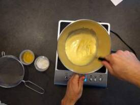 Verser le mélange dans un cul de poule et fouetter sur un bain-marie jusqu'à 50°c