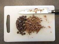 Hacher grossièrement le chocolat