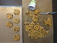 Découper vos cookies à l'aide d'un emporte pièce ou un petit verre