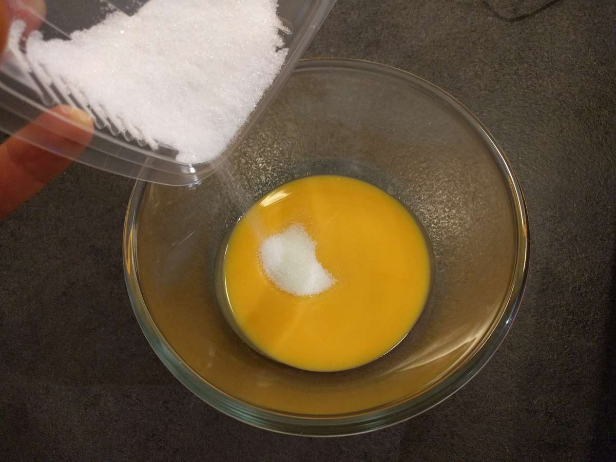 Démarrer la crème anglaise en blanchissant les jaunes avec le sucre