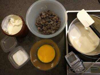 Préparer tous les ingrédients pour réaliser la mousse au chocolat sur base de crème anglaise