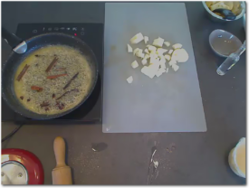 Faire caraméliser le miel et les épices, découper la poire en cube