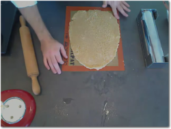 Étaler la pâte sur 4 mm et cuire jusqu'à légère coloration