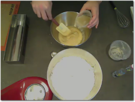 Mélanger la gélatine fondue à la purée de poires pochées