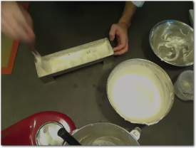 Remplir le fond de la bûche de noël chocolat poire et remontant la mousse à la poire sur les bords