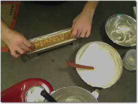 Placer l'insert de mousse au chocolat gelée bien au centre