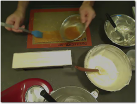 Imbiber généreusement le biscuit avec le sirop