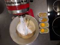 Déposer dans la cuve du robot le beurre mou, le sucre glace et la poudre d'amande