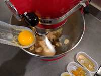 Ajouter ensuite l’œuf, alcool ou autre arôme.