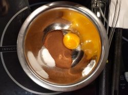 Rassembler les jaunes, sucre et café dans un cul de poule