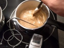 Faire cuire la crème anglaise café jusqu’à 84-85°C