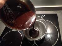Verser le sirop à 120°C sur l'autre liquide, faire bouillir un instant, filtrer et introduire la gélatine à 60°C