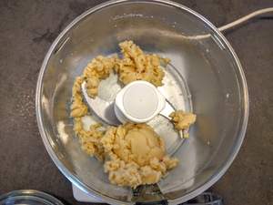 Mixer et ajouter le blanc d’œuf afin d'obtenir une pâte
