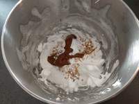 Réaliser une meringue italienne et verser la pâte de noisette, sucre glace et praliné grains