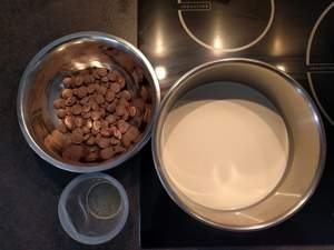 Préparer la crème, le chocolat au lait Alunga et la gélatine réhydratée