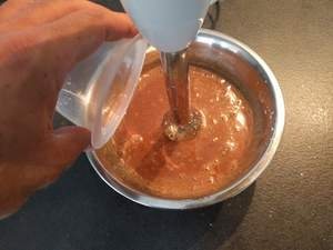 Ajouter la gélatine quand le mélange est encore chaud