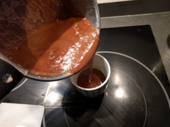 Server votre chocolat chaud à la menthe rapidement