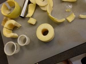 Découper les pommes avec un emporte pièce et les évider.