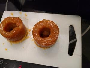 Pôcher le biscuit et y déposer le pomme confite