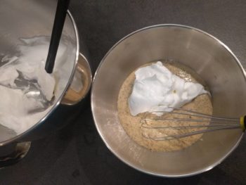 Détendre le mélange des œufs, poudre de noisette et sucre glace avec 1/3 de la meringue