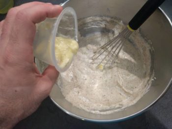 Ajouter le beurre fondu et froid