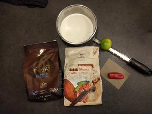 Préparer les ingrédients pour cette recette de chocolat chaud au citron vert et piment