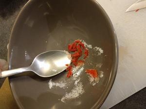 Broyer finement le piment avec le sucre