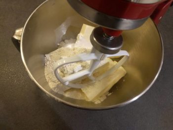 Crémer le beurre avec la farine