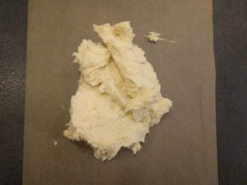 Déposer le beurre manié sur une feuille de papier sulfurisé
