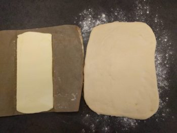 Travailler le beurre pour avoir un rectangle aussi long que votre pâton, mais 2 fois moins large.