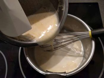 Reverser le mélange dans la casserole avec le reste du lait chaud