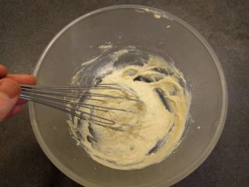 Détendre la crème pâtissière au fouet avant l'utilisation jusqu'à avoir une crème lisse et onctueuse