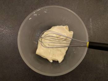 Une fois froide, mettre la crème pâtissière dans un bol