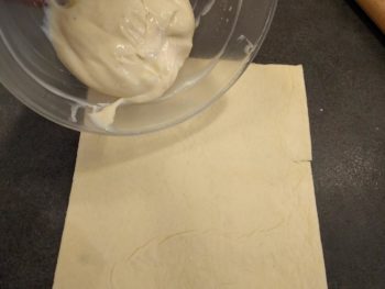 Détendre puis étaler la crème pâtissière sur les 4/5 de la PLF (sauf en bas)