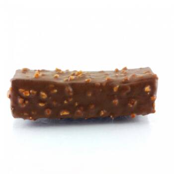 Glaçage chocolat noisette sur une barre chocolatée