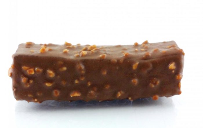 Glaçage chocolat noisette sur une barre chocolatée