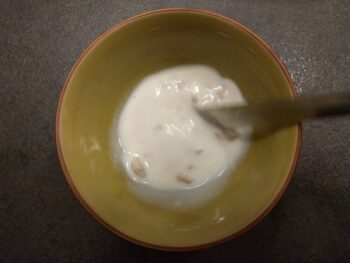 Et la mélanger dans du lait tiède