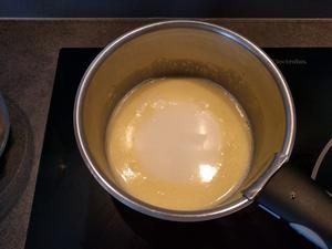 Faire chauffer le lait, la crème et le beurre