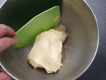 Après quelques minutes de pétrissage, le beurre est bien incorporé, on corne pour recentrer la pâte dans le bol