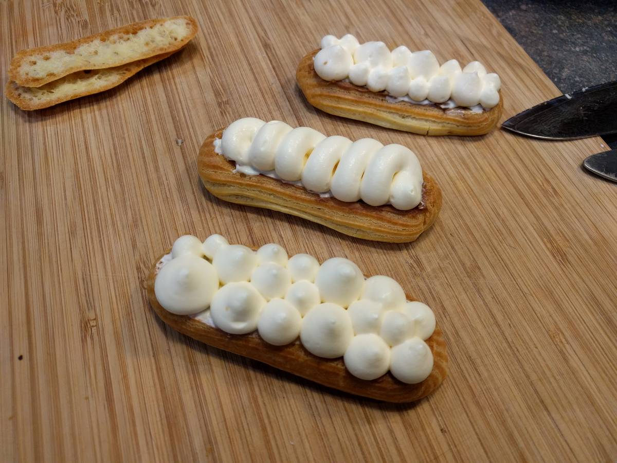 Eclair gianduja citron en cours de pochage