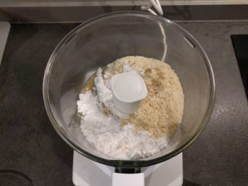 Pour réaliser ce biscuit pain de gênes pistache, mettre les poudres dans un robot à lames