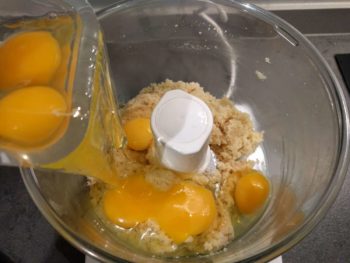 Mixer et ajouter les œufs, mixer à nouveau