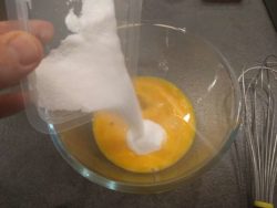 Dans un cul de poule, blanchir les œufs avec le sucre